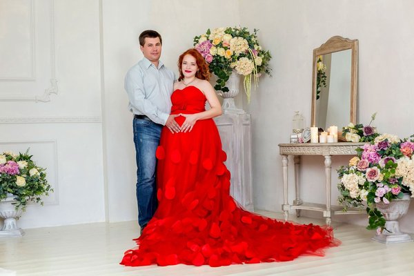 Белое платье с пышной юбкой