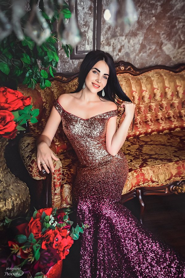 Белое платье с пышной юбкой