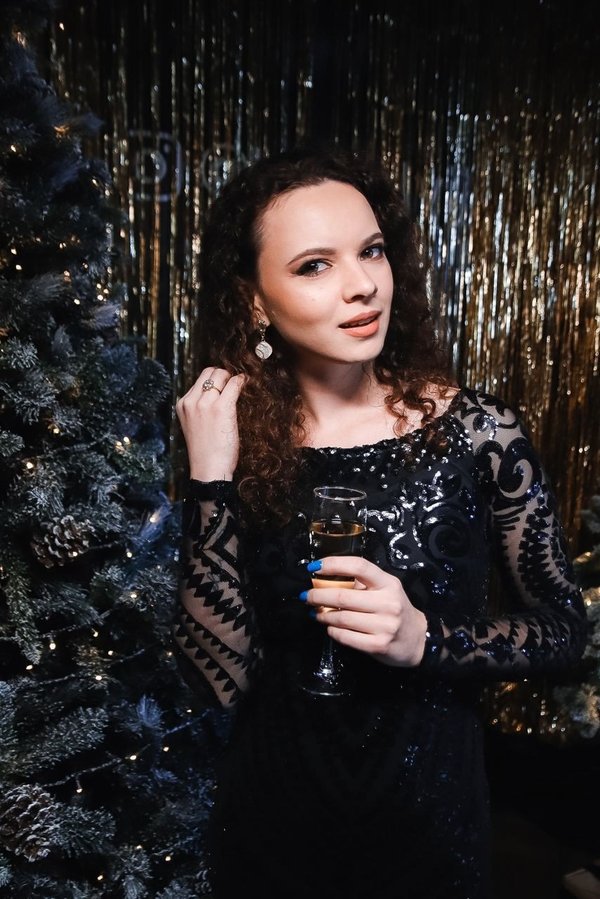 Белое платье с пышной юбкой