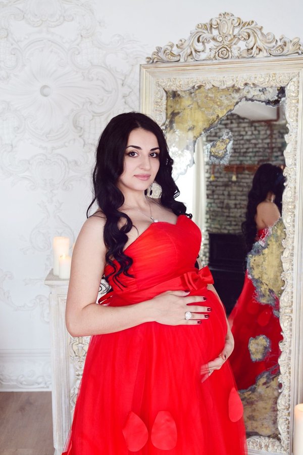 Белое платье с пышной юбкой