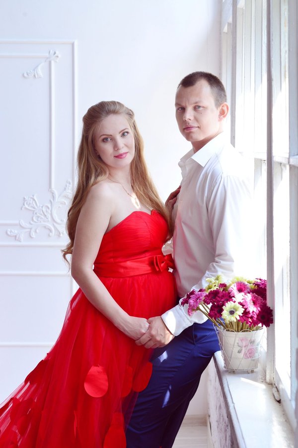 Белое платье с пышной юбкой