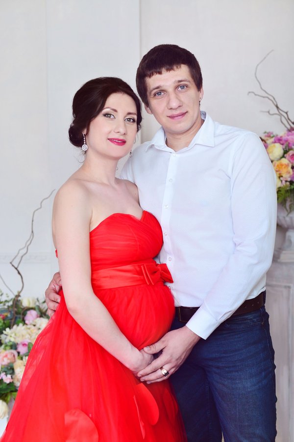 Белое платье с пышной юбкой