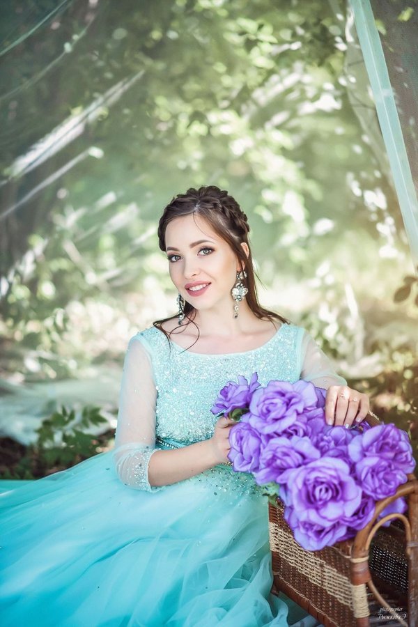 Белое платье с пышной юбкой