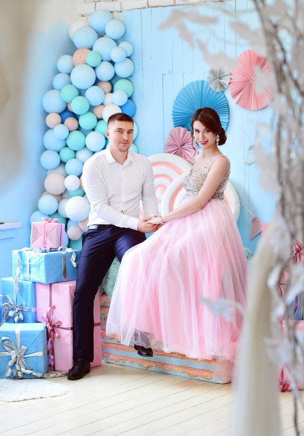 Белое платье с пышной юбкой
