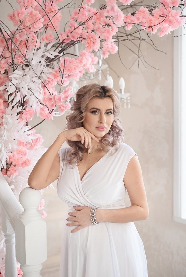 Белое платье с пышной юбкой