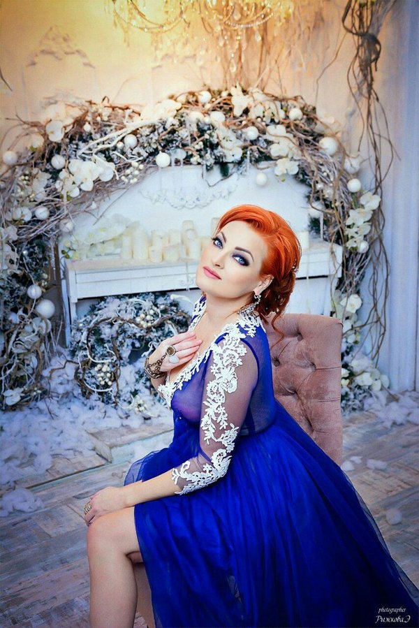 Белое платье с пышной юбкой