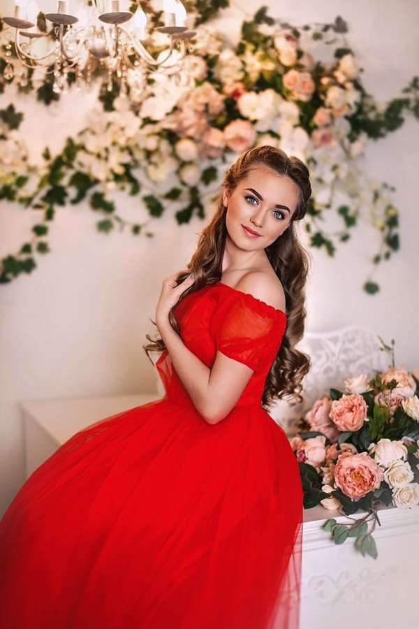 Белое платье с пышной юбкой