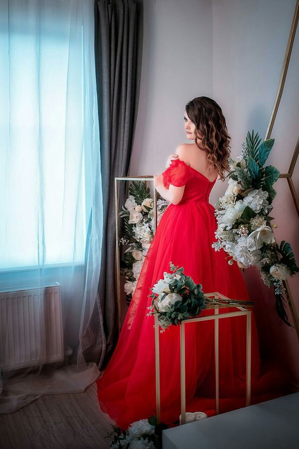 Белое платье с пышной юбкой