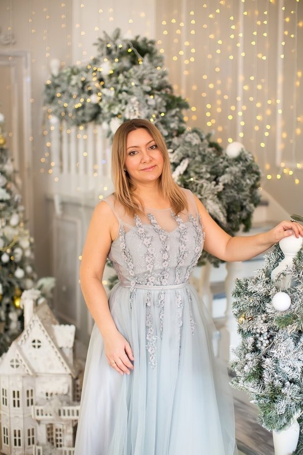 Белое платье с пышной юбкой