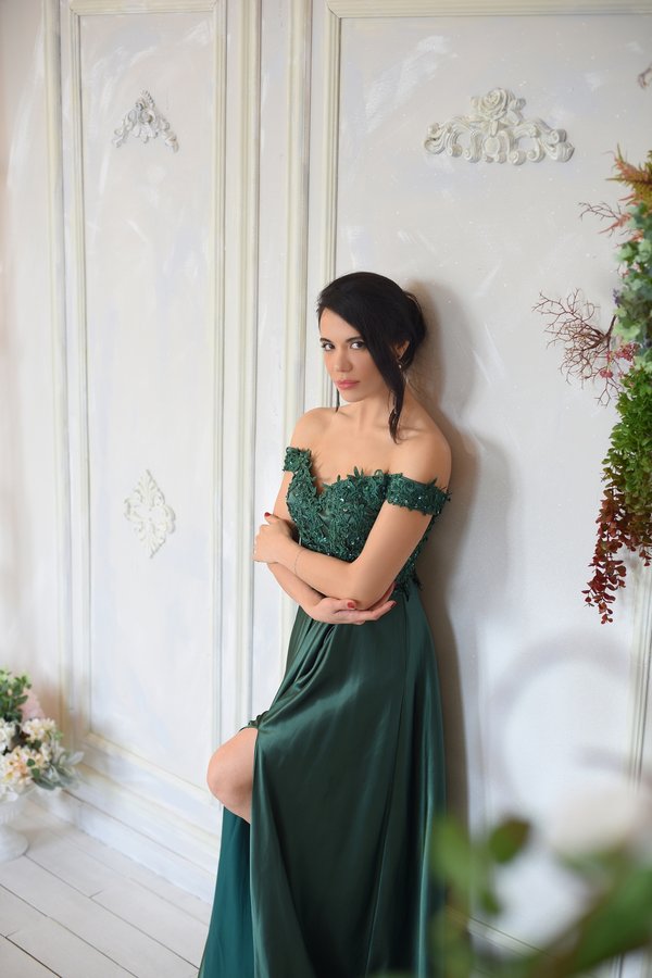 Белое платье с пышной юбкой