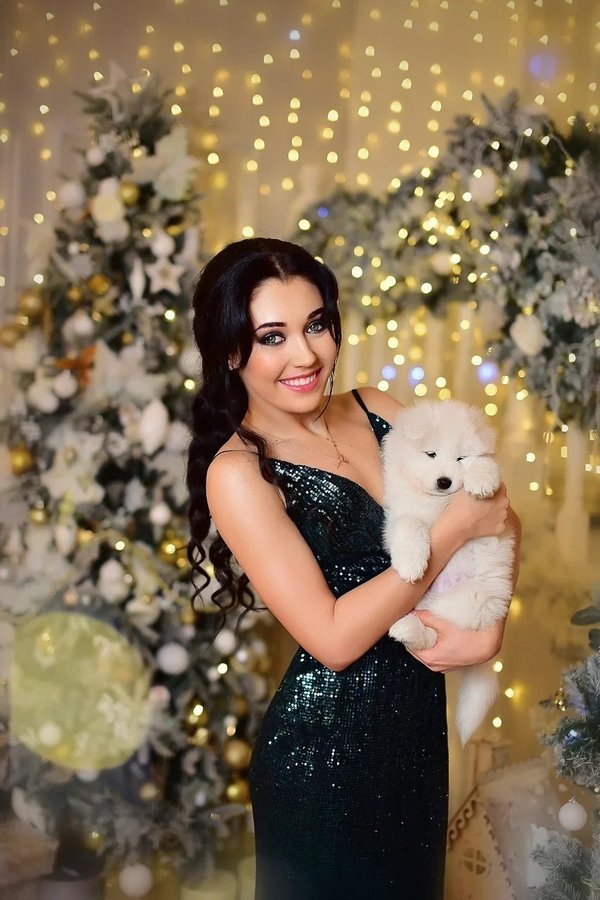 Белое платье с пышной юбкой