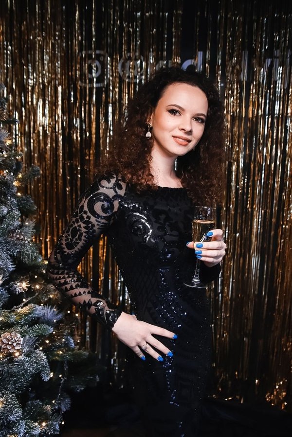 Белое платье с пышной юбкой