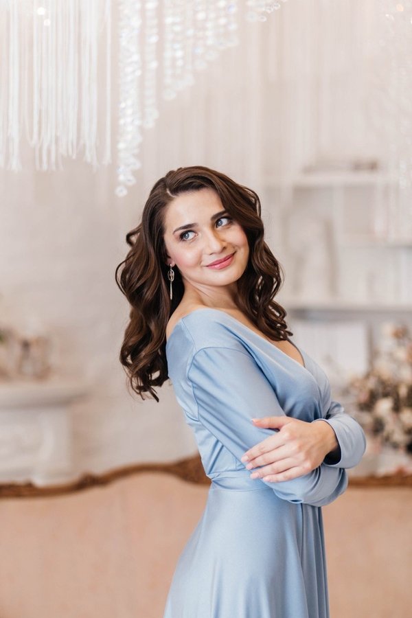 Белое платье с пышной юбкой