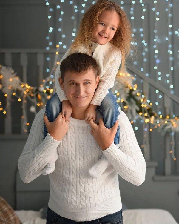 Белое платье с пышной юбкой