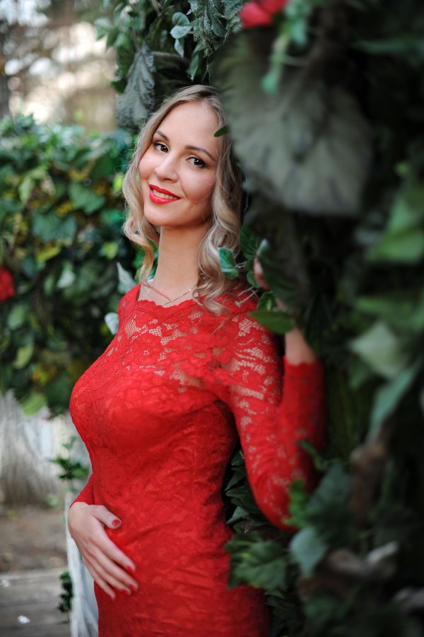 Белое платье с пышной юбкой