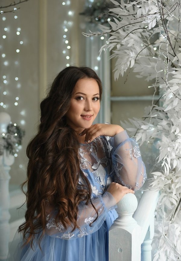 Белое платье с пышной юбкой