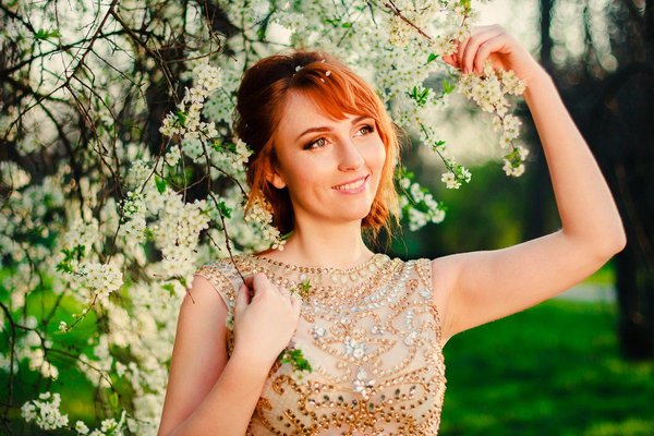 Белое платье с пышной юбкой