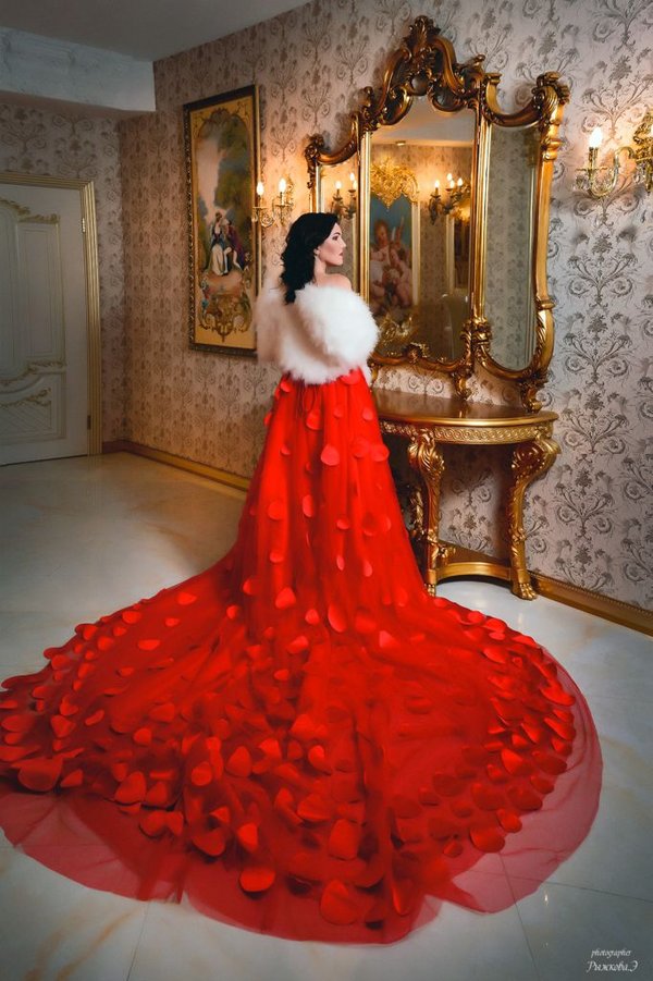 свадебные платья нижний новгород. богатое красное платье. ванильное платье на свадьбу. фотосессия подруг в ярких платьях. престиж салон вечерних платьев нижний новгород.