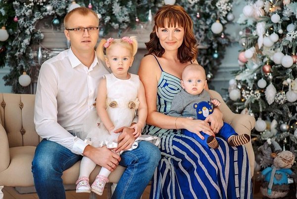 Белое платье с пышной юбкой