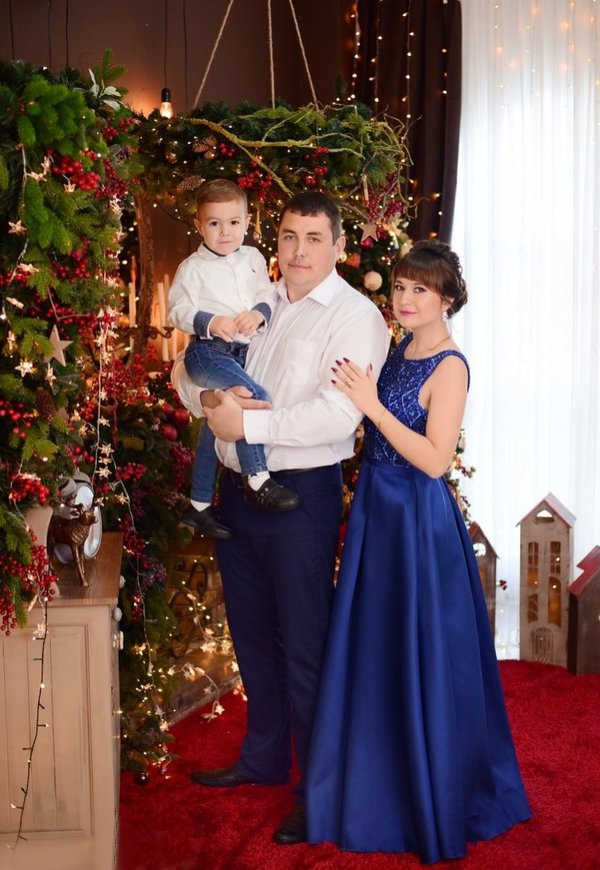 Белое платье с пышной юбкой